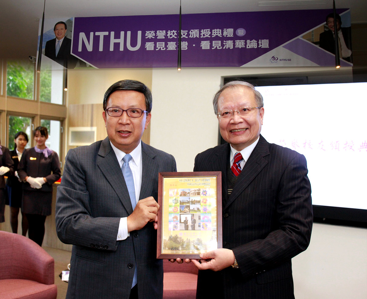 新竹郵局經理江慶星（右）帶來最新的製作個人化郵票技術，為自家董事長助勢
