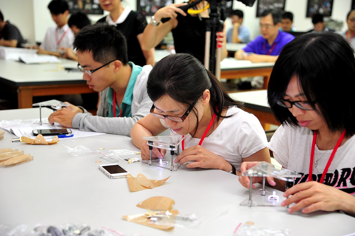 參與研習的教師學習以簡單零件結合手機製作簡易顯微鏡