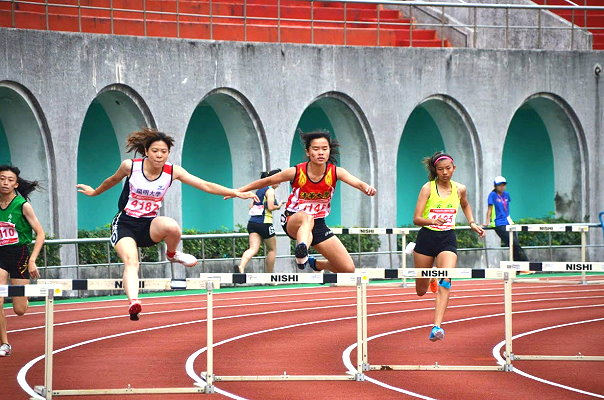 醫學科學系吳玟萱同學（中）於400公尺跨欄項目拿下金牌