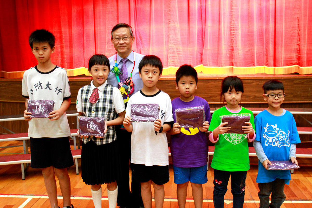 賀陳弘也回贈附小學生代表清華小書包，小朋友都很喜歡