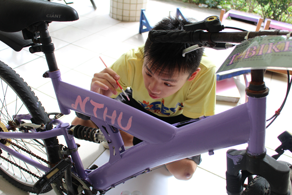 T-BIKE 團隊成員自行修繕廢棄自行車並上漆，打造獨一無二清華愛心自行車。