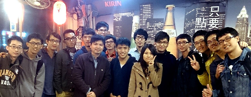 李奕賢老師(第一排左一)與其實驗室學生