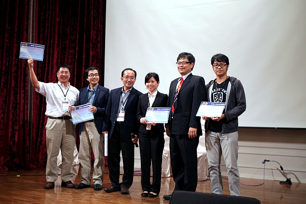 曾詩喻同學（右三）於IEEENANOMED 2014 領取最佳學生論文獎