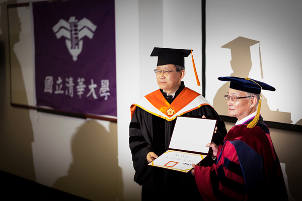 賀陳弘校長(左)頒授「名譽文學博士學位」予寫實作家王默人先生(右)