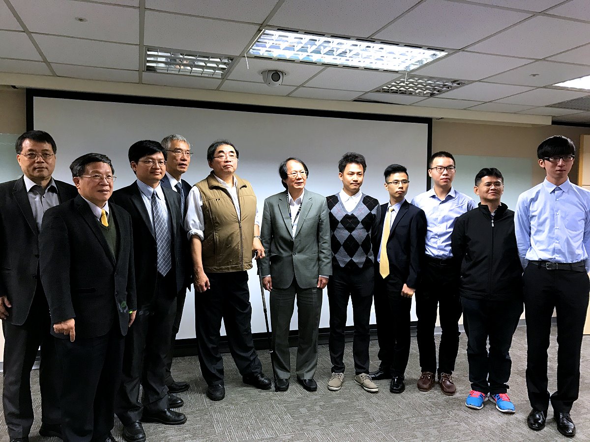 本校材料系林皓武教授（左三）、化學系季昀教授（左四）及臺灣大學化學系周必泰教授（左五）合組研究團隊，研發出近紅外發光材料元件，是光電技術劃時代的突破