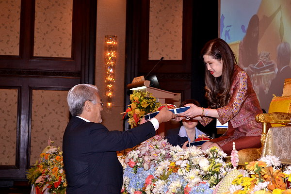 泰國朱拉蓬公主親自頒發「Princess Chulabhorn Gold Medal Award」給磯部稔教授