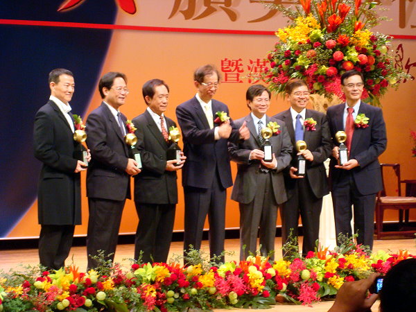 第十九屆東元獎獲獎者一同合影留念，右二為潘犀靈教授