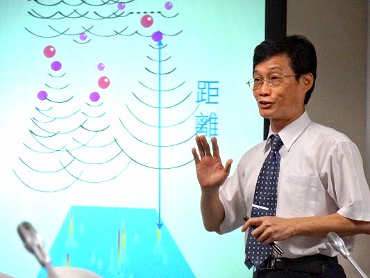 陳福榮教授於記者會上詳細說明如何運用原子波不同角度間的「相位」與「相位速率」關係來算出3D原子位置