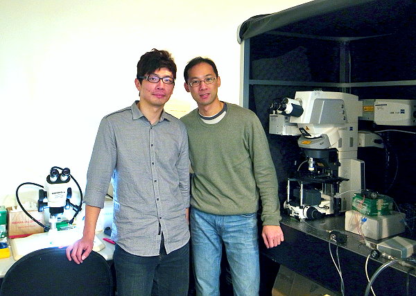 共同作者羅士杰(左)與黎思宇(右)在ZEISS LSM 7MP雙光子雷射掃瞄顯微鏡(圖右)前合影，LSM 7MP是進行果蠅腦活體功能影像的實驗利器。