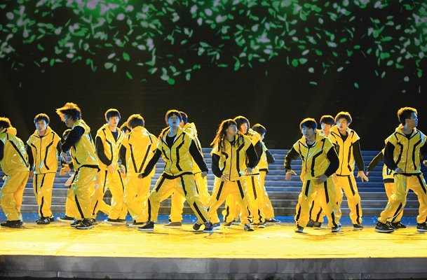 本校熱舞社18位同學於北京清華校慶文藝晚會奔放演出