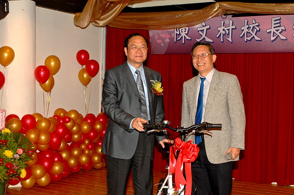 工學院致贈陳文村校長象徵環保的腳踏車