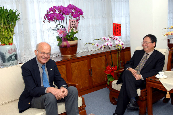 陳力俊校長(右)與Prof. Muller(左)晤談