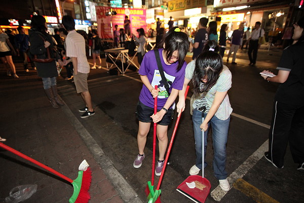 同學一起參與掃街活動