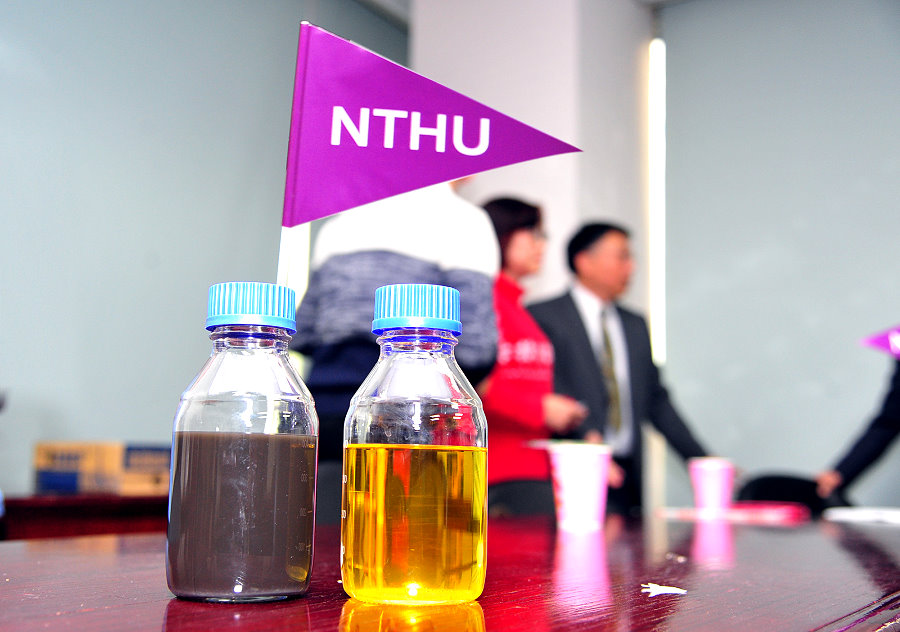 清華化學系專利技術，把右邊的產業「黑油」經濕式冶煉法淨化，變成再生的「綠金」資源