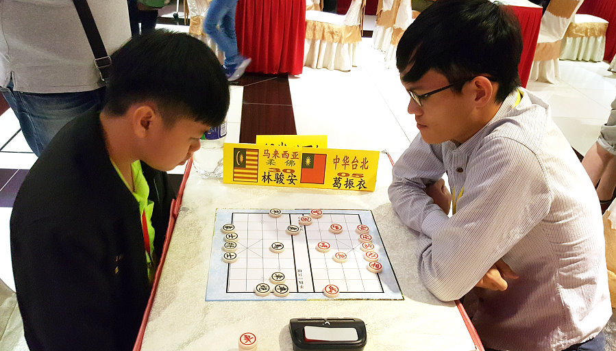 青少年象棋棋王葛振衣(右)以特殊選才錄取清華大學