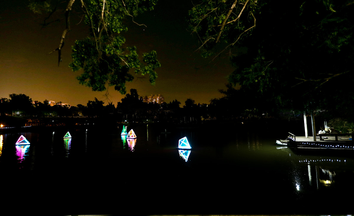漂浮在成功湖上的「光譜原色」，晚間每半小時有一次燈光秀