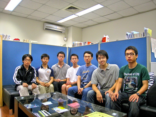 電機系 鄭傑教授(右三)與實驗室學生合影