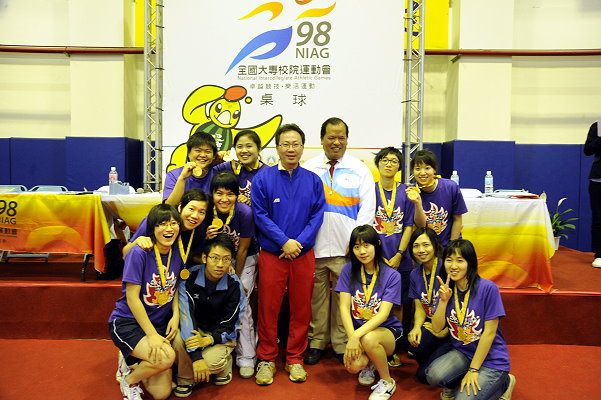 吳德成教練(後排左三)及大會裁判長(後排左四)與女子團體獲獎選手合影