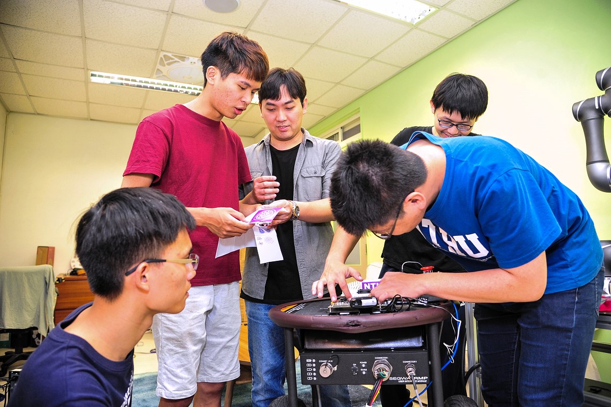 資工系助理教授李濬屹指導學生團隊打造出新一代的「NVISION II 智慧自主機器人」