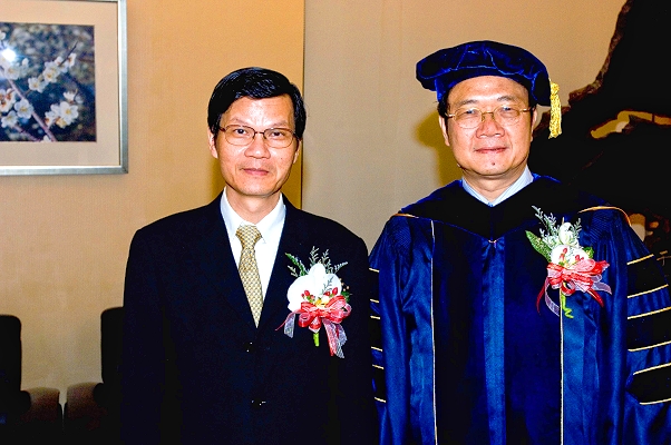 翁啟惠院長(左)受邀擔任貴賓