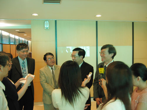 林永隆研發長、陳中民執行長、葉銘泉副校長、張石麟副校長接受記者採訪