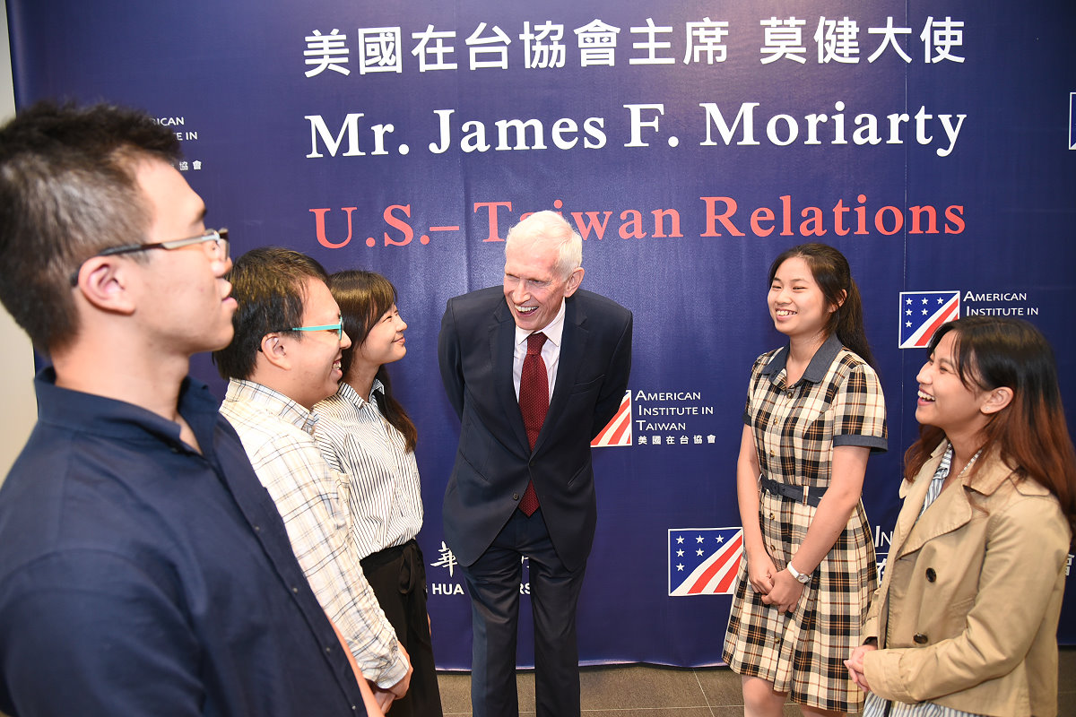清華學子在講座後向美國在台協會主席莫健請益