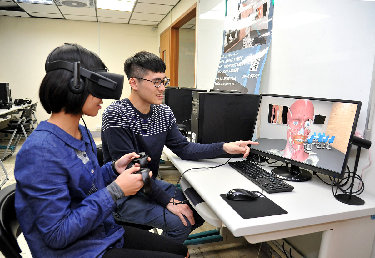 本校醫學科學系學生使用頭戴式VR眼罩及手持式搖桿，就可以一層層揭開人體肌肉、骨骼
