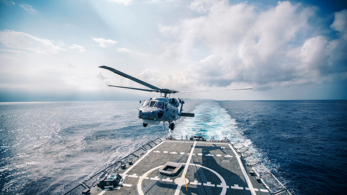 海軍S-70C反潛直升機於成功級鄭和軍艦上實施起落艦操演。(軍聞社提供)