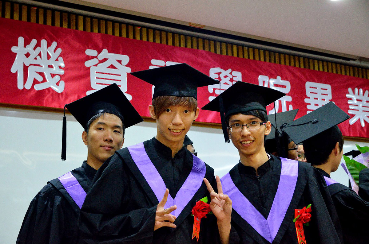 黃敏祐(右)2013年畢業自本校電資院學士班