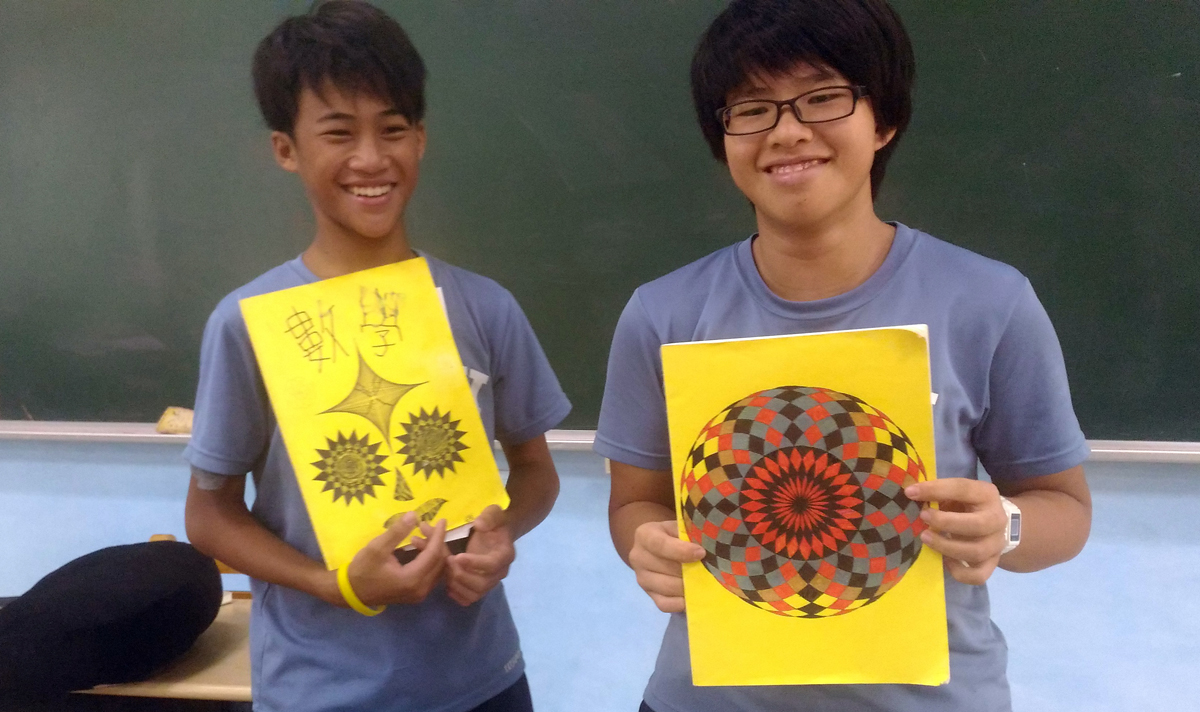 台東縣均一實驗中學8年級學生展示親手做的數學作業成品。