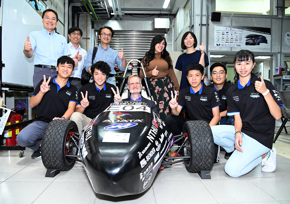 清華動機系學生邀請柏克萊加大工學院助理院長孫安濤(左三)試乘賽車