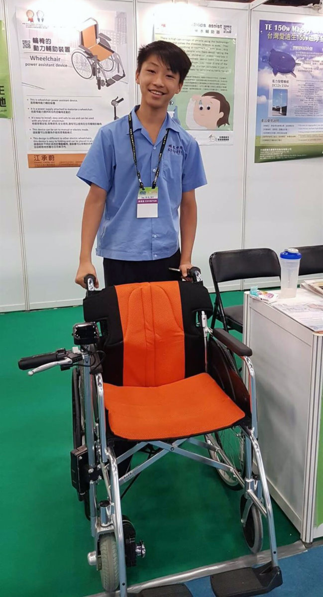 本校拾穗計畫錄取生江承蔚發明的輪椅動力輔助裝置，讓一般輪椅可以變成電動輪椅
