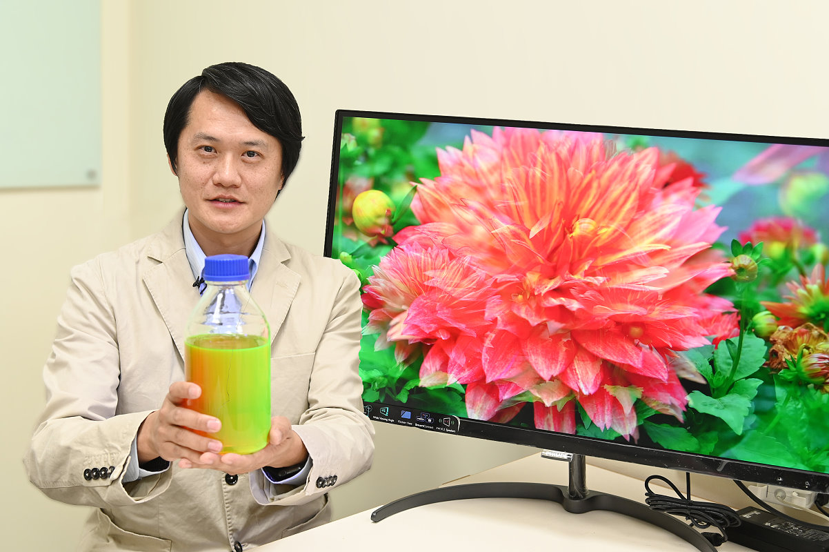 清華材料系陳學仕教授研發出配盾牌的量子點材料，手中的一瓶就有一兆兆個量子點