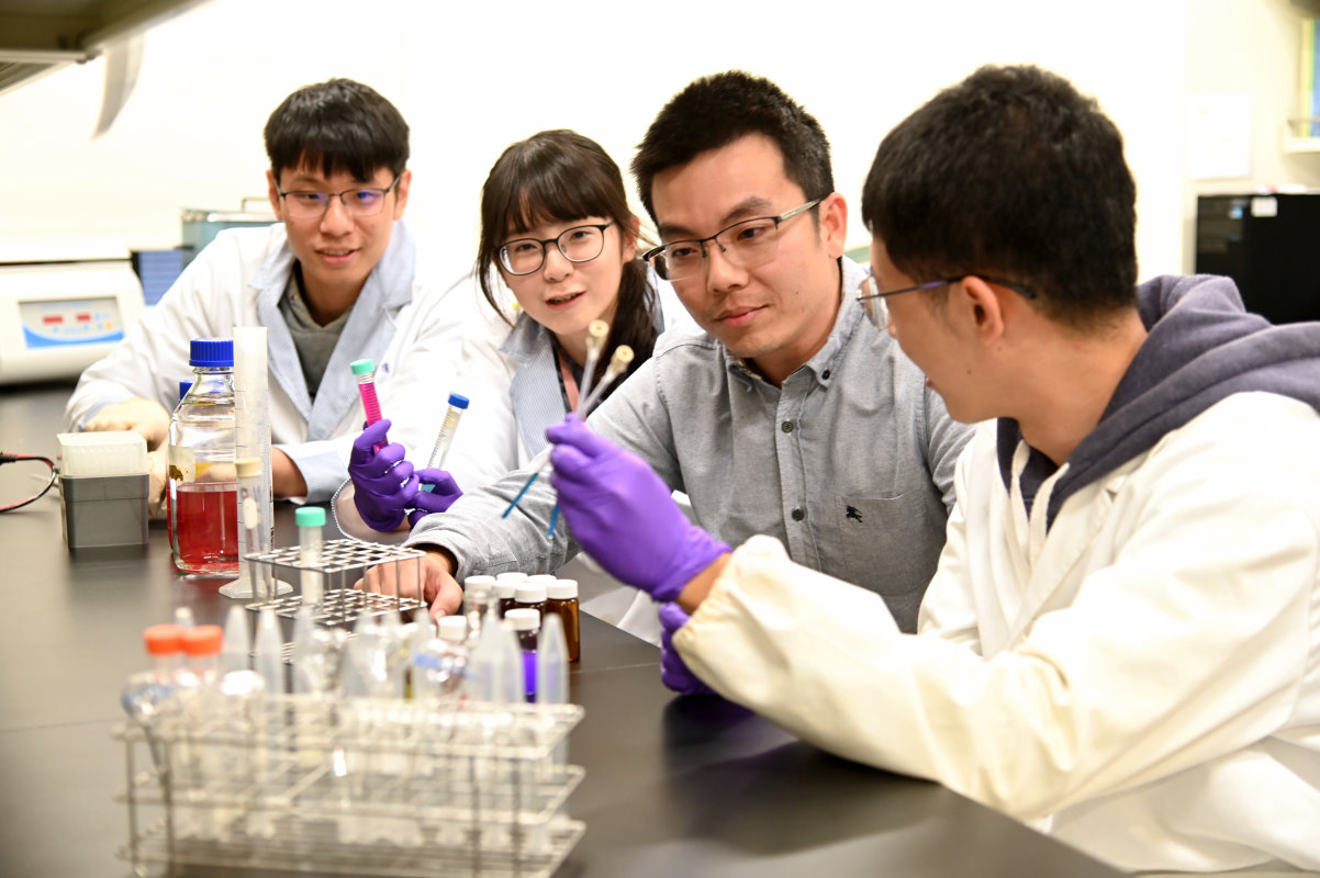 清華醫工所魯才德老師(右二)帶領學生研發出新型一氧化氮奈米載體
