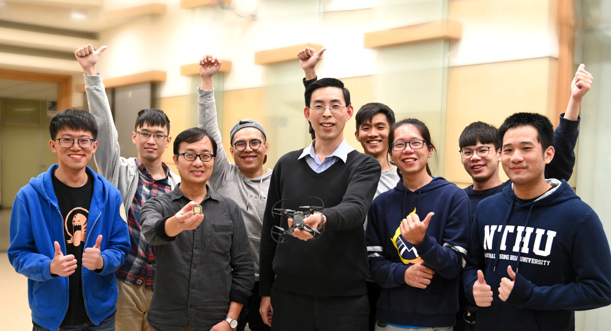 清華電機系鄭桂忠教授(前排中)與系神所羅中泉教授(前排左二)跨域合作研發仿生AI晶片