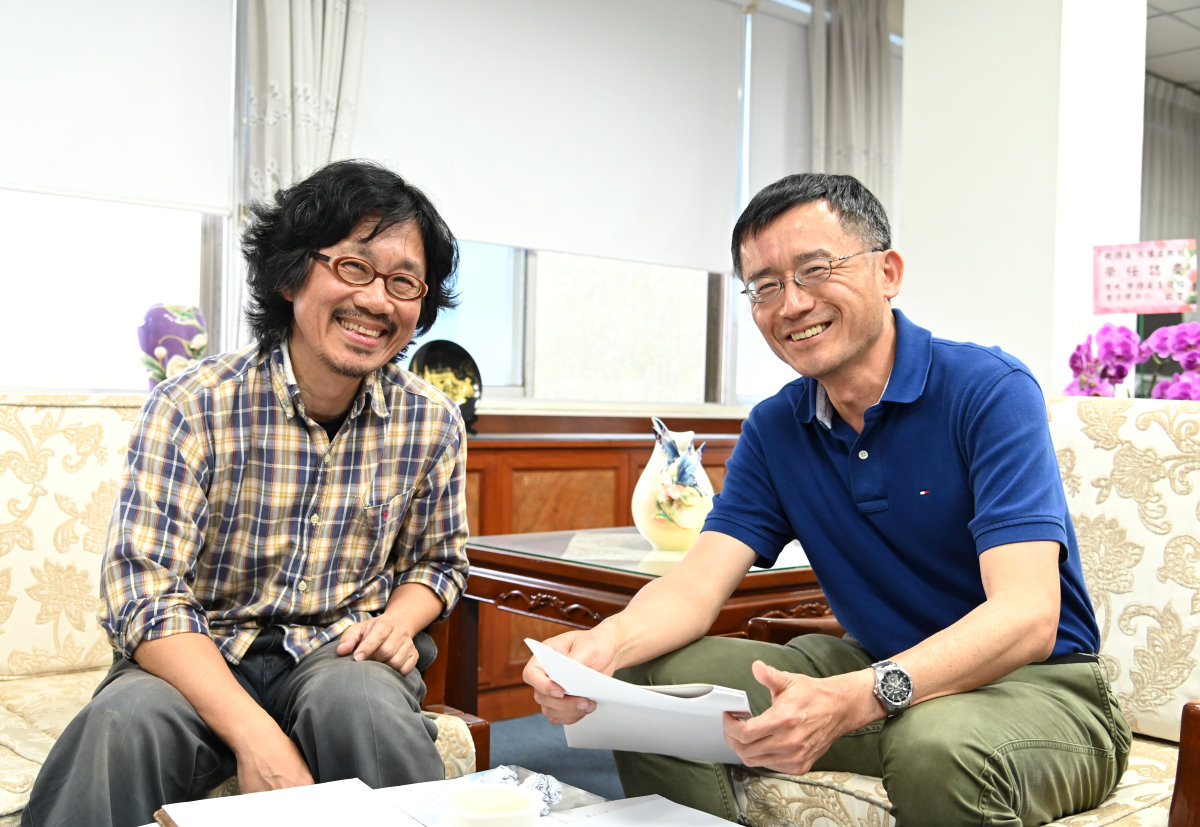 清華物理系洪在明教授(左)、清華化學系洪嘉呈教授皆加入素養題出題陣容