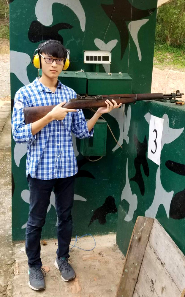 輔仁中學學生許耿豪在國防課程體驗射擊