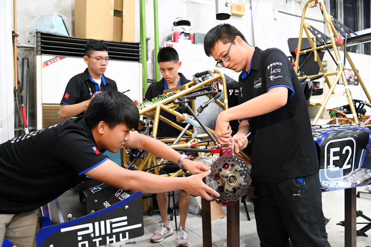 清大賽車工廠成員合作組裝電動車零件