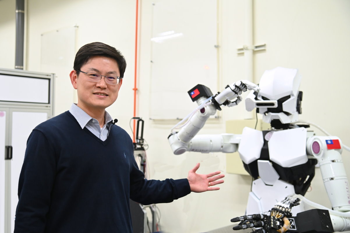 本校動機系張禎元教授研發出可模仿人手細緻動作的機器人