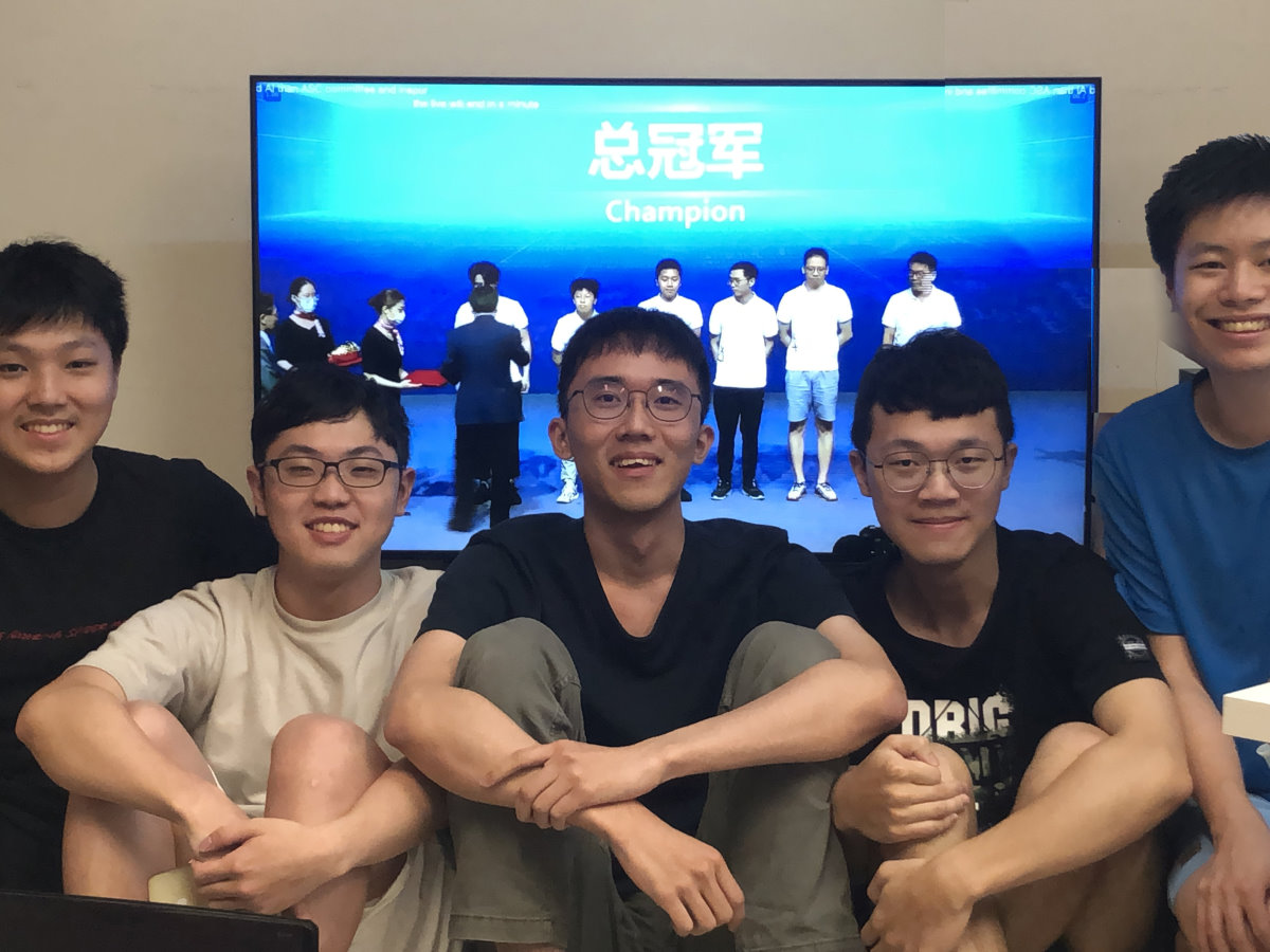 2020－2021年ASC世界大學生超級電腦競賽線上頒獎，獲線上組冠 軍的清華團隊成員蔣立元(左起)、黃文遠、王子文、張承勛、牟展佑