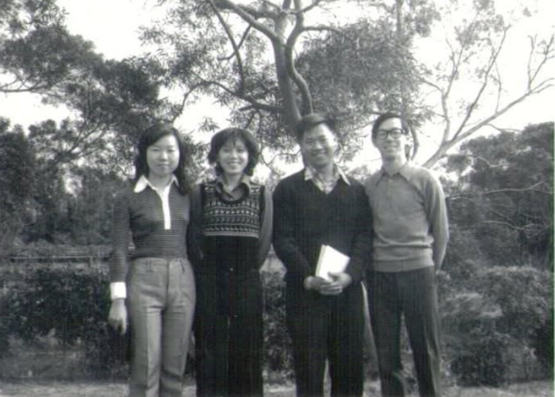 陳昱寧校友是成立五十年清華天文社創社的元老。這是她在1973年與第一、二屆會長及創社夥伴在成功湖畔合影。左起沈采蘋，陳昱寧，葉則亮，鄧延璋