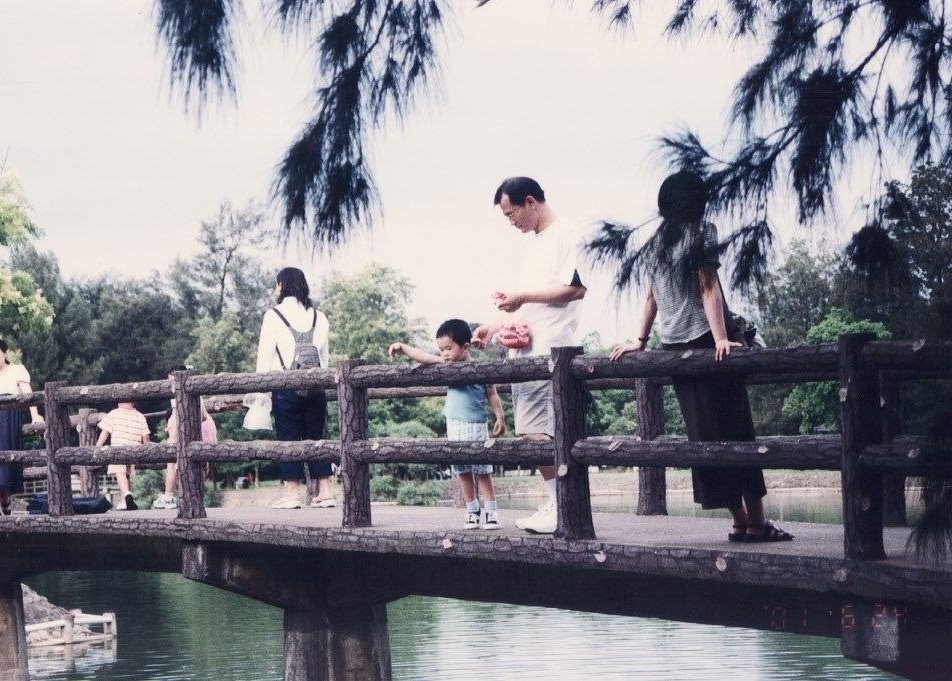 蔡進步校友多年前帶著孩子在克恭橋上餵魚