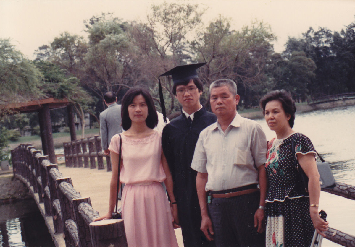 胡國琳校友1984年畢業時與父母、女友在成功湖畔合影