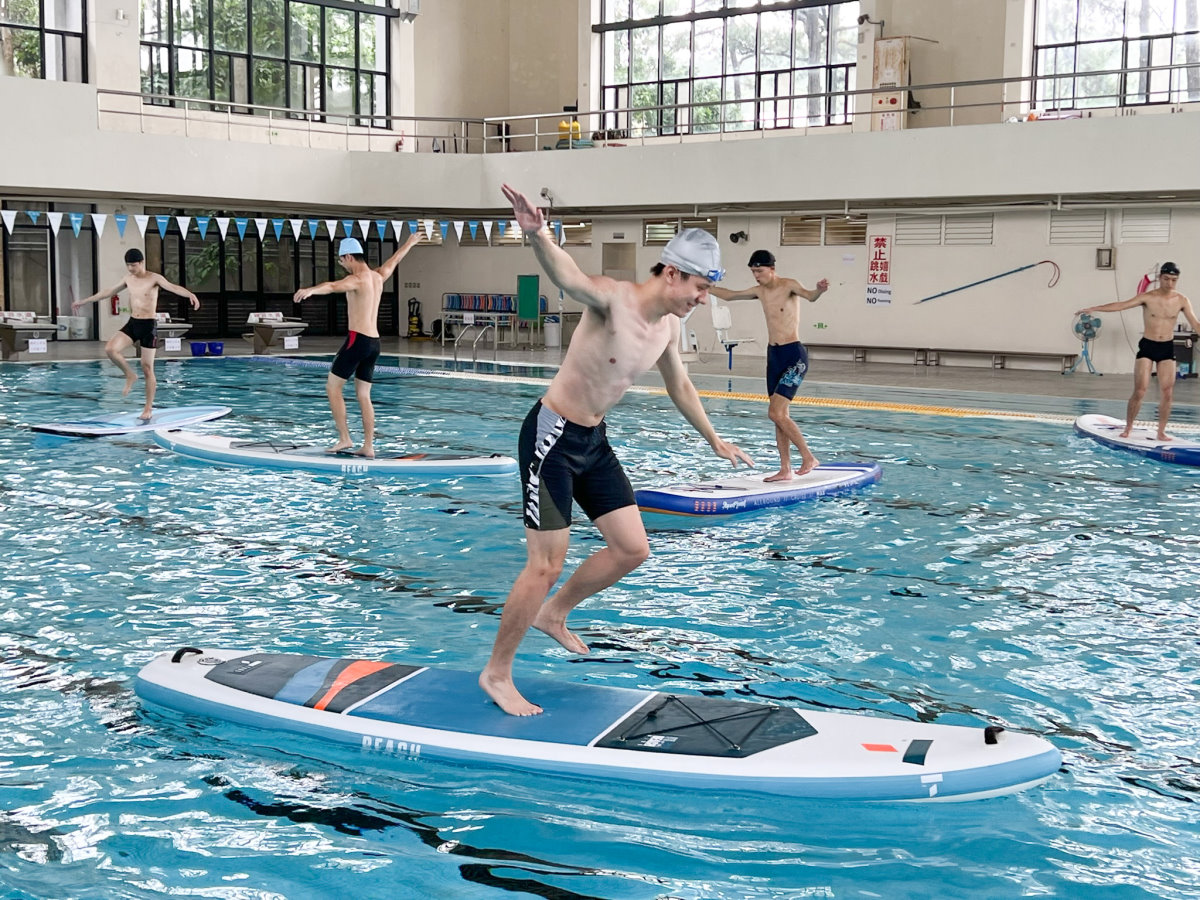 在槳板上練水上體適能更費力，一不小心失衡就會掉進水裡