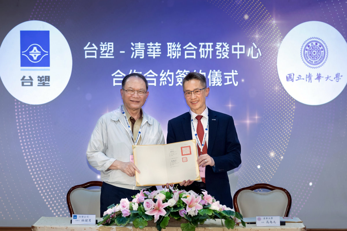 本校高為元校長(右)11月12日與台塑林健男董事長簽約設立「台塑清華聯合研發中心」