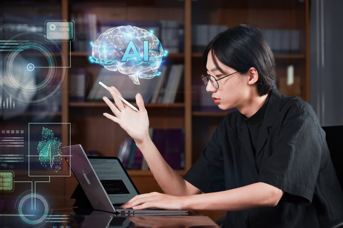 清華大學公布指引，將培養學生AI素養。圖右為即將開AI工作坊的清華學生歐予恩