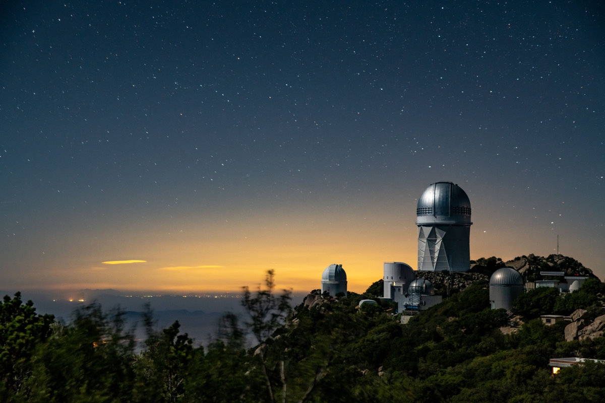 暗能量光譜儀裝設在美國亞利桑那州基特峰國立天文台的梅奧爾望遠鏡上（右方圓頂處）。圖片來源／Marilyn Sargent, LBNL