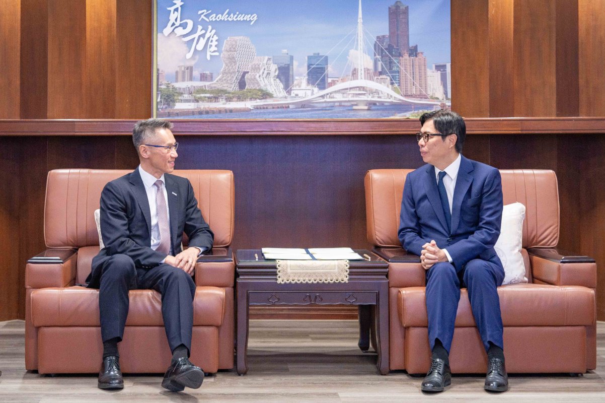 高為元校長(左)與高雄市陳其邁市長討論「清華大學高雄分部」未來願景