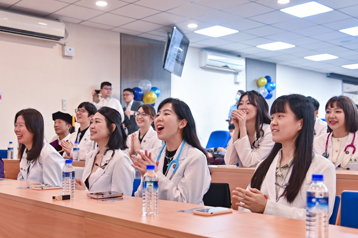 每一位清華醫學生獲授白袍時，同學們都大聲歡呼鼓掌