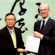 c牛津大學副校長Prof. Nick Rawlins訪問清華 分享住宿學院經驗